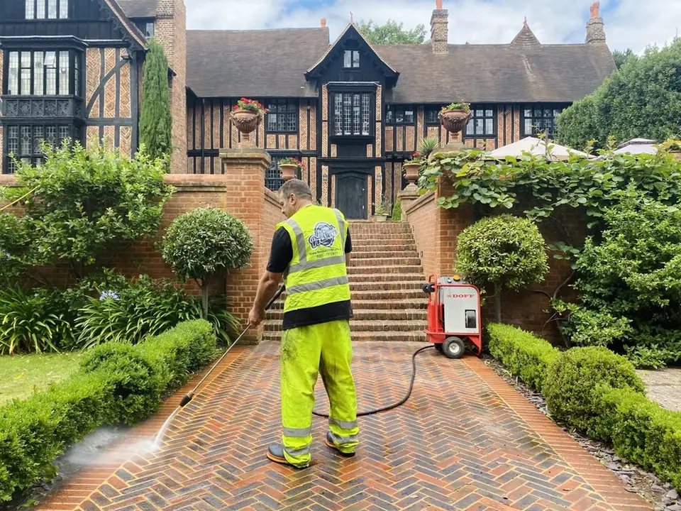 feel_the_pressure_doff_patio_cleaning_small.webp